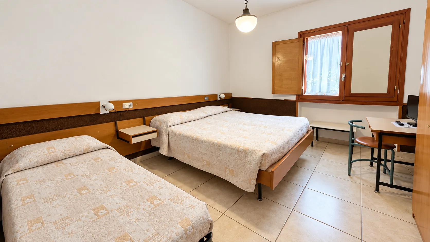 Camera tripla con letto matrimoniale e letto singolo, scrivania e finestra
