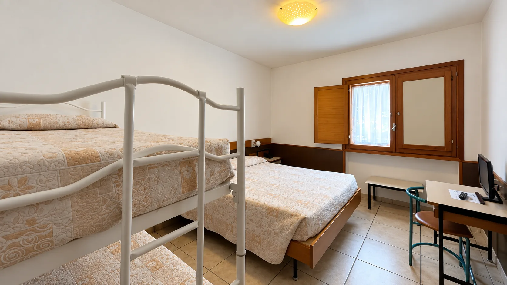 Camera familiare con letto a castello, letto matrimoniale e scrivania