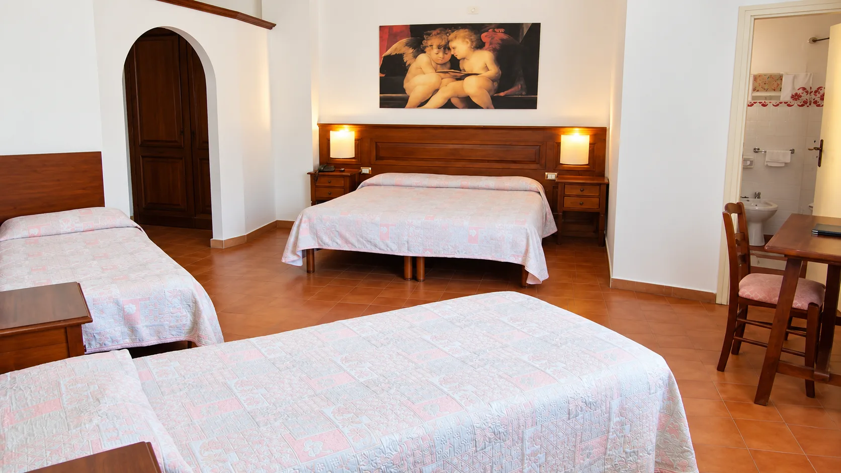 Camera familiare con letto matrimoniale e letti singoli e bagno privato